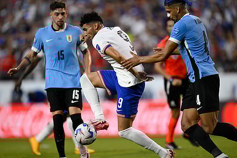 Ricardo Pepi controls the ball challenged by Ronald Araujo